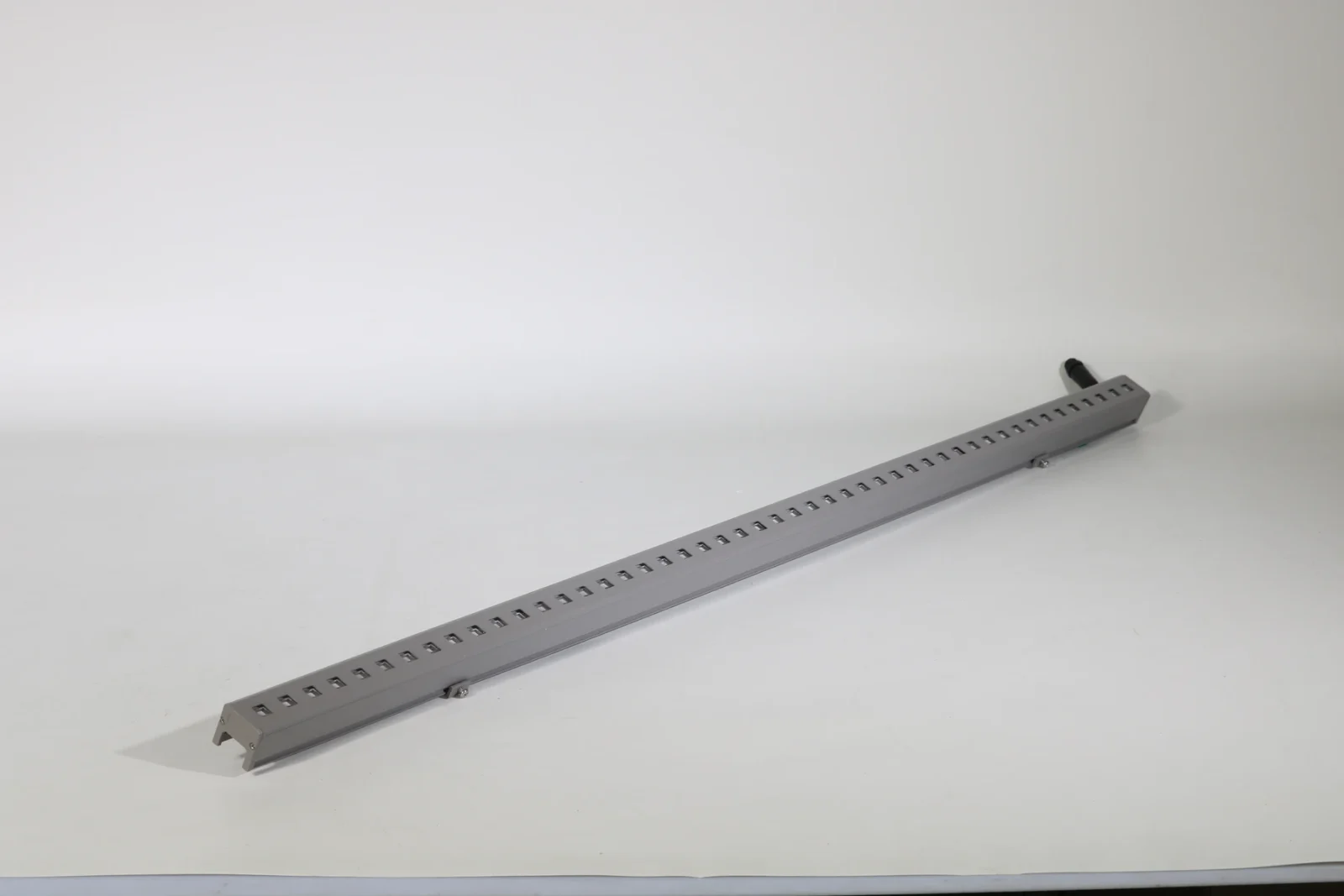 L2928 Linear Light