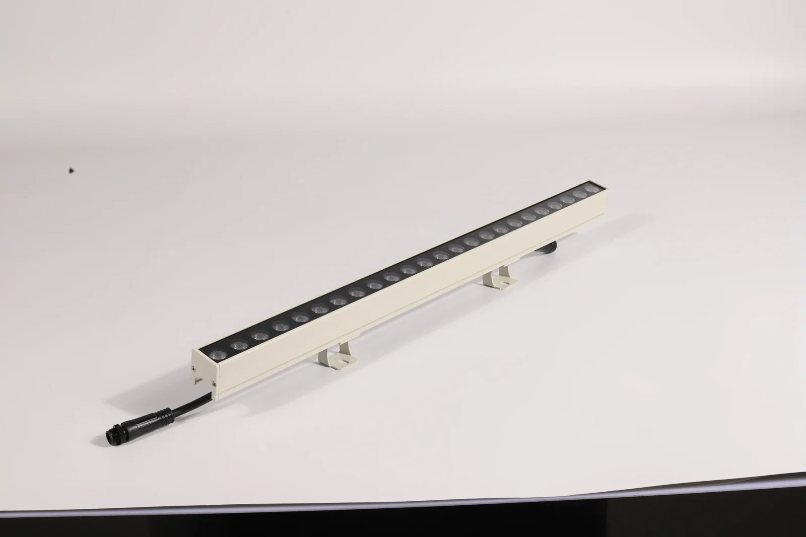 Compact Linear Light with Adjustable Brackets