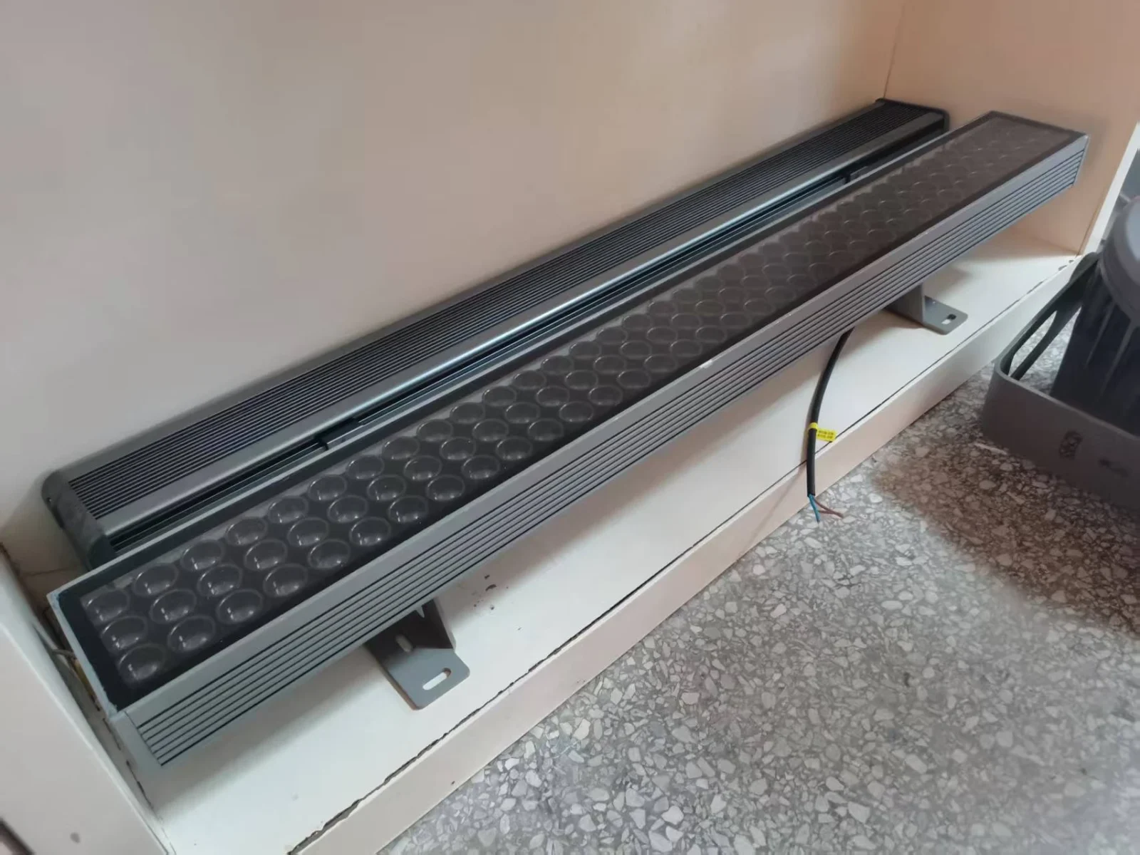 Deep-Hood Linear Wall Washer