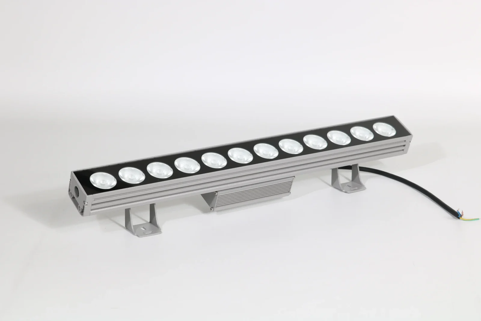 Compact Finned Linear Wall Washer